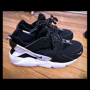 Nike black and white huaraches size 3y